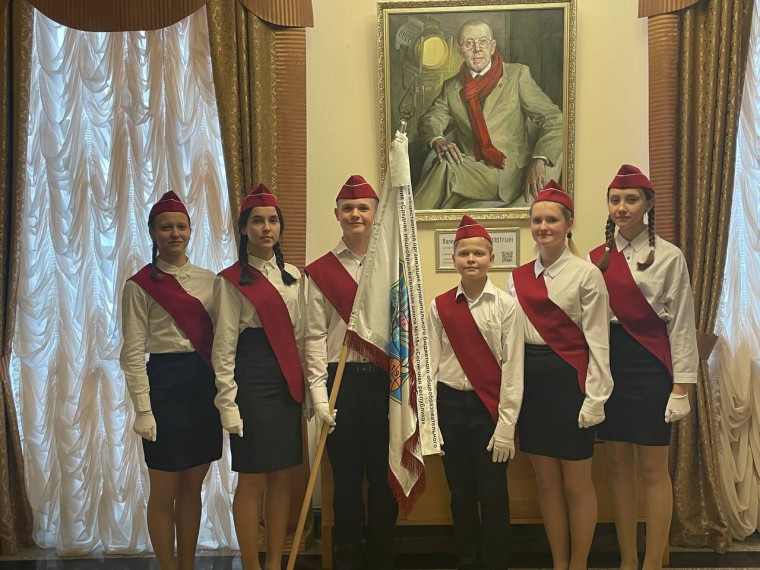 "Равнение на знамя".