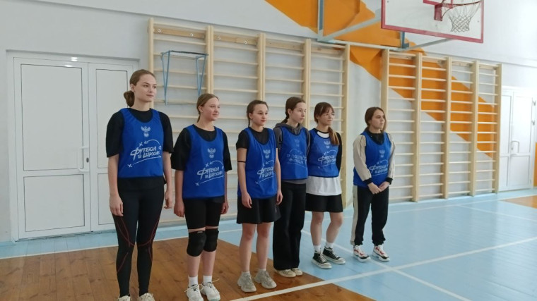 Турнир по волейболу среди девушек 9-11 классов.